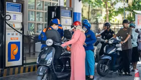 Giá xăng đồng loạt giảm về dưới mức 20.000 đồng/lít