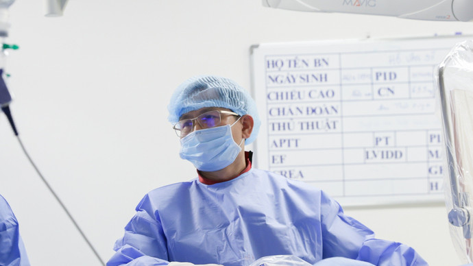 Bác sĩ Thụy đang tiến hành can thiệp cho bệnh nhân