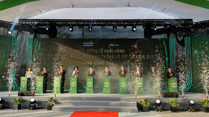 Các đại biểu thực hiện nghi thức khởi công dự án