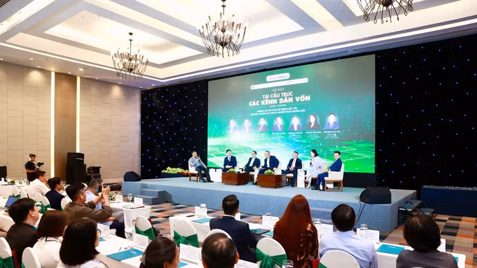 Phiên thảo luận tại Hội thảo "Tái cấu trúc các kênh dẫn vốn"
