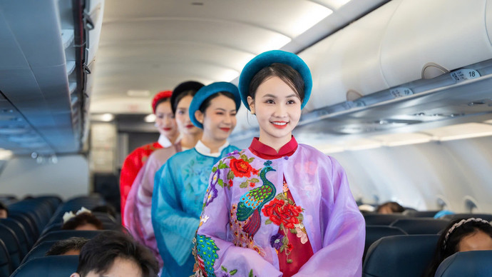 Tiếp viên Vietravel Airlines trong thiết kế thuộc bộ sưu tập “Hoa Khổng Tước” trình diễn ngay trên khoang máy bay