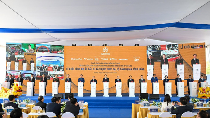 Các đại biểu thực hiện nghi thức khởi công Dự án đầu tư xây dựng Trục đại lộ cảnh quan sông Hồng