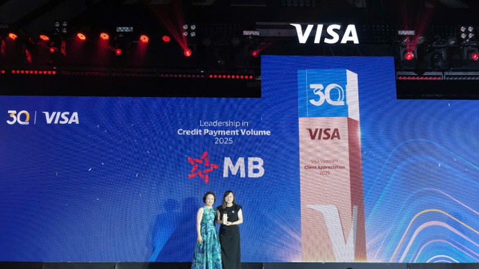 Đại diện MB nhận giải thưởng tại sự kiện kỷ niệm 30 năm của Visa tại Việt Nam
