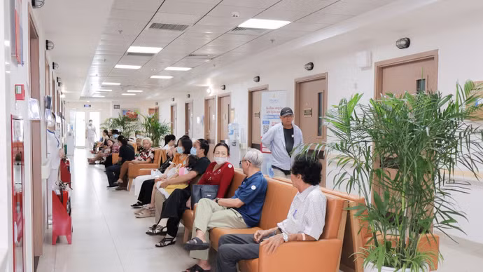 Nhiều người dân đến khám sức khỏe tổng quát tại chương trình Khám sức khỏe toàn dân 2026 của Vinmec Cần Thơ