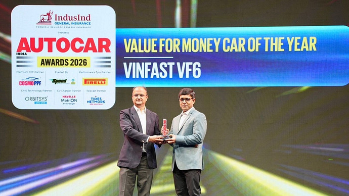 Ông Tapan Ghosh (phải) CEO VinFast Ấn Độ nhận giải thưởng từ đại diện ban tổ chức Autocar India Awards 2026