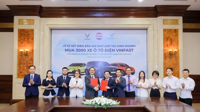 Đại diện Green SM, VinFast và Taxi Quê Lụa tại lễ ký kết