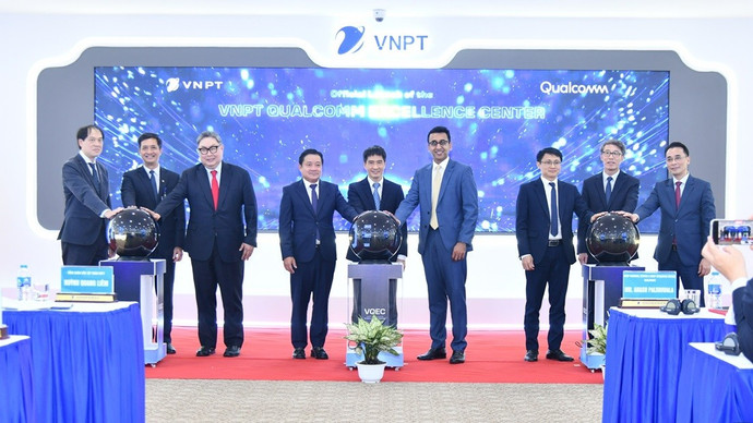 Lãnh đạo cấp cao của VNPT, Qualcomm và các đại biểu nhấn nút khai trương Trung tâm Xuất sắc VNPT – Qualcomm