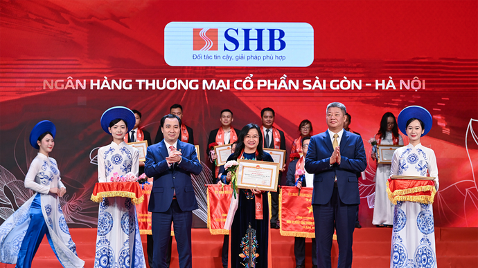 Tổng Giám đốc SHB Ngô Thu Hà đại diện Ngân hàng nhận Bằng khen