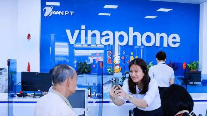 Nhân viên VNPT TP.HCM hỗ trợ người lớn tuổi