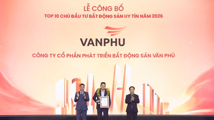Đại diện Văn Phú nhận cúp và chứng nhận top 10 Chủ đầu tư bất động sản uy tín 2026