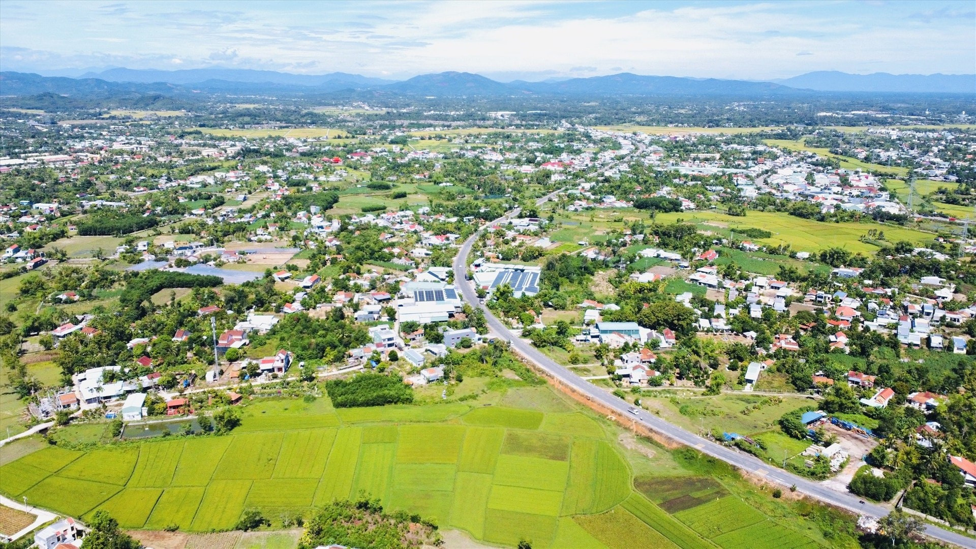 can-co-chien-luoc-khai-thac-su-dung-ben-vung-quy-dat-nong-nghiep-do-thi-de-tao-ra-gia-tri-gia-tang-lon-hon-cho-loai-hinh-dat-nay-trong-anh-mot-goc-ngoai-o-do-thi-tam-ky-nhin-tu-tren-cao-anh-qt-3414-3233.jpg