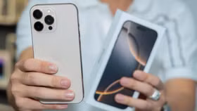 iPhone 16 xách tay rớt giá, nhiều đại lý chuyển sang bán kiểu “bia kèm lạc”