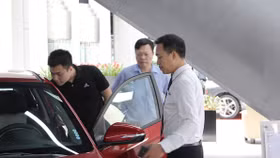 Khách mua ô tô vẫn ngóng giảm phí trước bạ từng ngày