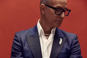 Phó Chủ tịch Trang sức của Sotheby, Frank Everett đeo Vòng cổ Shaun Leane, Vòng cổ David Yurman, Trâm cài Belperron, Vòng tay Bạch kim và Kim cương, Nhẫn Shaun Leane 