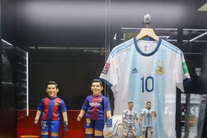 Nhà sưu tập đồ thể thao Trần Minh Tú: Cuộc chơi giữa chốn thương trường