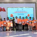 Quỹ Toyota Việt Nam trao tặng hơn 2.000 áo phao cứu sinh cho người dân Đà Nẵng