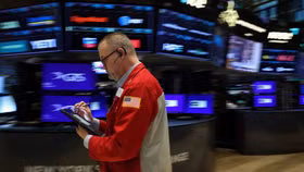 Phố Wall phục hồi, giá dầu neo ở mốc cao