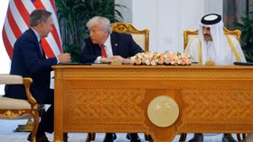 Tổng thống Mỹ Donald Trump (ngồi giữa), Quốc vương Qatar Tamim bin Hamad Al Thani (bên phải) và Tổng giám đốc Boeing Kelly Ortberg tham dự lễ ký kết tại Doha, Qatar hôm 14/5