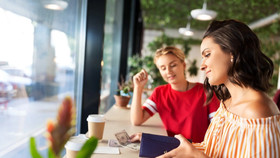 “Cuối tuần tiền mặt” - Gen Z trở lại với cách thức thanh toán truyền thống
