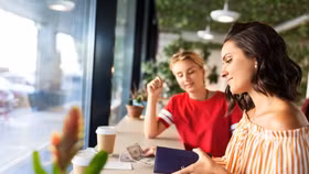 “Cuối tuần tiền mặt” - Gen Z trở lại với cách thức thanh toán truyền thống