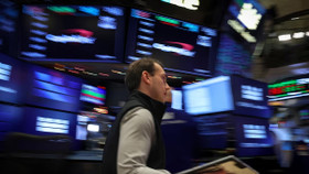 Dow Jones và S&P 500 trở lại đỉnh lịch sử, giá dầu trượt giảm gần 2%