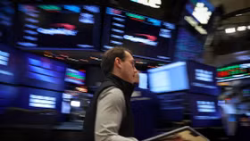 Dow Jones và S&P 500 trở lại đỉnh lịch sử, giá dầu trượt giảm gần 2%