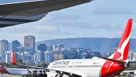 Hãng máy bay Qantas bán "hớ" 300 vé hạng nhất, thất thu 15.000 USD mỗi vé