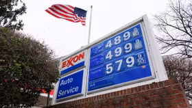 Giá dầu tăng sốc vì chiến sự Iran, doanh nghiệp toàn cầu đồng loạt chùn bước