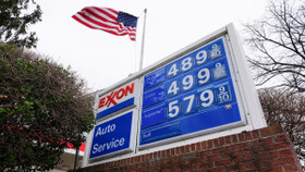 Giá dầu tăng sốc vì chiến sự Iran, doanh nghiệp toàn cầu đồng loạt chùn bước