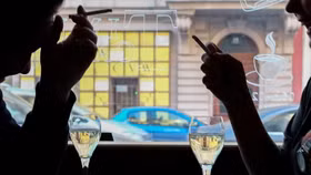 WHO kêu gọi tăng giá 50% đồ uống có đường, rượu và thuốc lá 