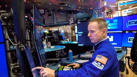 Chứng khoán Mỹ giằng co, giá dầu giảm gần 2%