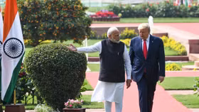 Thủ tướng Ấn Độ Narendra Modi (bên trái) và Tổng thống Mỹ Donald Trump đến dự họp báo chung tại Dinh Hyderabad ở New Delhi hồi tháng 2/2020 