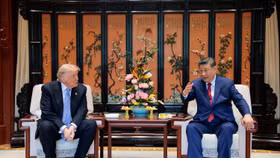 Tổng thống Mỹ Donald Trump (bên trái) và Chủ tịch Trung Quốc Tập Cận Bình