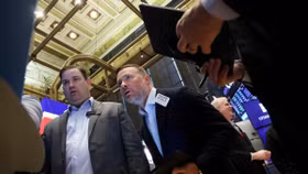 Thất vọng vì thuế quan, S&P 500 chạm đáy gần một năm