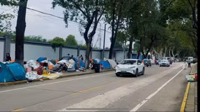 Giới trẻ Trung Quốc cắm trại trên dọc đường phố Vũ Hán trong dịp nghỉ Tuần lễ Vàng