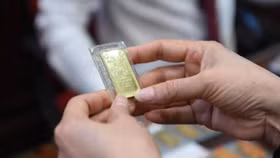 Giá vàng thế giới đột ngột sụt giảm, trong nước vẫn neo cao