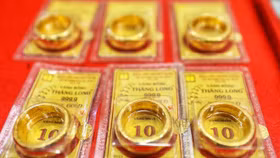 Giới đầu tư “chóng mặt” vì biến động giá vàng