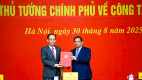 Thủ tướng Phạm Minh Chính trao quyết định cho ông Lê Hoài Trung, sáng 30/8. Ảnh: Nhật Bắc