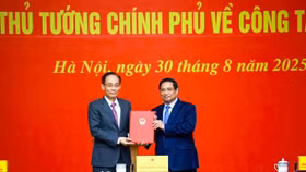 Thủ tướng Phạm Minh Chính trao quyết định cho ông Lê Hoài Trung, sáng 30/8. Ảnh: Nhật Bắc