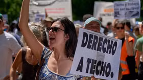 Người dân Tây Ban Nha tham gia biểu tình với dòng chữ "derecho a techo", có nghĩa là "quyền có một mái nhà" hay "quyền có nhà ở"