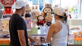 Kinh tế bấp bênh, người tiêu dùng chuyển sang chi tiêu theo cảm xúc