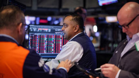 Phố Wall đi lên nhờ kỳ vọng Fed sắp giảm lãi suất, giá dầu nhích nhẹ