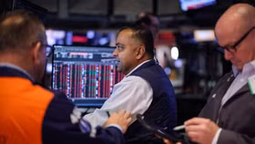 Phố Wall đi lên nhờ kỳ vọng Fed sắp giảm lãi suất, giá dầu nhích nhẹ
