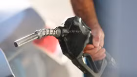 Người tiêu dùng Mỹ loay hoay chống đỡ “cơn bão” giá xăng dầu