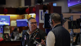 Lo ngại Fed hoãn cắt giảm lãi suất, chứng khoán Mỹ giảm nhẹ