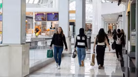 Trung lưu Mỹ “thắt lưng buộc bụng”, giới nhà giàu vẫn chi tiêu thả ga