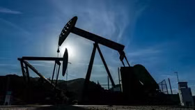 IEA giải phóng kỷ lục 400 triệu thùng dầu từ kho dự trữ khẩn cấp