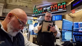 Chứng khoán Mỹ lao dốc, giá dầu ở ngưỡng cao 6 tháng 