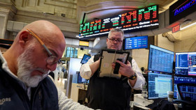 Chứng khoán Mỹ lao dốc, giá dầu ở ngưỡng cao 6 tháng 