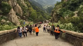 Trào lưu thuê bạn cùng leo núi giúp giới trẻ Trung Quốc “hái ra tiền”